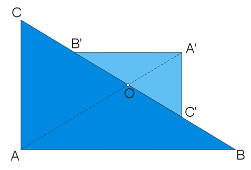Rozwiązanie graficzne zadania: Znaleźć obraz trójkąta prostokątnego w jednokładności o środku w punkcie, który jest środkiem przeciwprostokątnej tego trójkąta i skali k=-1/2.